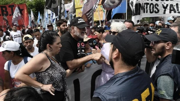 Prefectura y Policía Federal impiden que los movimientos sociales avancen sobre el Puente Pueyrredón