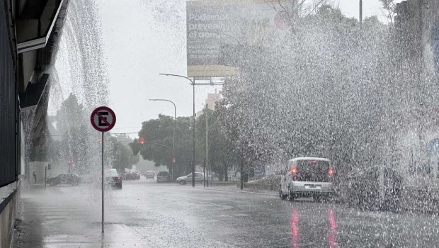 Calles inundadas, subte interrumpido y cortes de luz por la intensa lluvia en la ciudad de Buenos Aires 