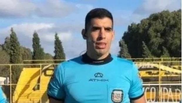 Pararon al árbitro Joaquín Gil por el escándalo del penal en Riestra-Comunicaciones 