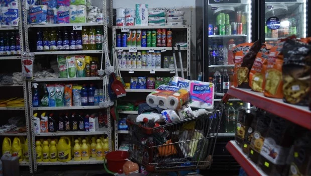 Las marcas imponen su peso y su precio. El mismo producto puede tener una brecha de 1.000 pesos en la oferta. Foto Gustavo Carabajal.