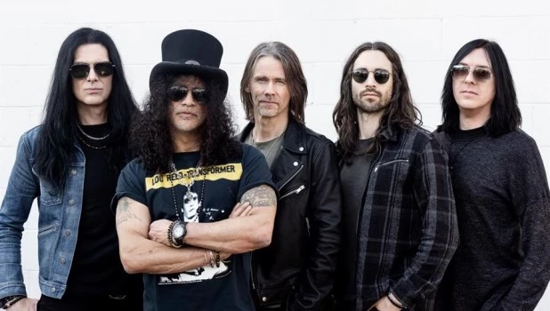 Slash vuelve con su supergrupo para presentar ‘The river is rising’.