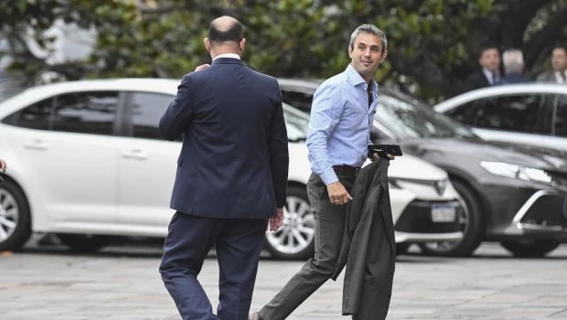 "No hay camino intermedio: es el pasado o lo que viene", dijo Menem ", dijo Menem", dijo Menem