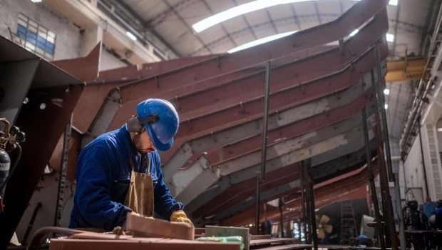 Los salarios sufrieron una dura derrota contra la inflación en 2023