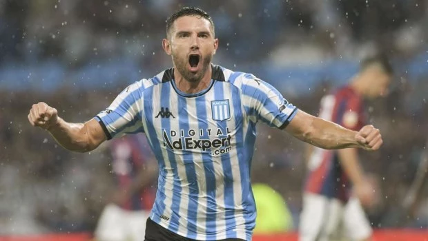 Maravilla Martínez se despachó con tres goles para la victoria de Racing.