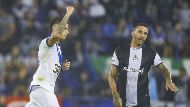 Vélez se desahogó al conseguir en forma agónica su primera victoria en el torneo 