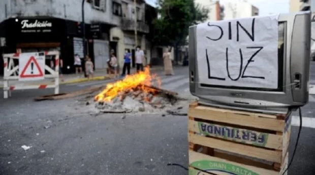 La historia de todos los veranos: hay más de 23 mil usuarios sin luz en el AMBA 