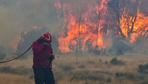 Continúa el combate contra el fuego en el Parque Nacional Los Alerces