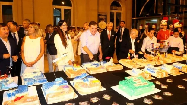 A la medianoche, el intendente de General Pueyrredón, Guillermo Montenegro, cortó la torta gigante de la fiesta de cumpleaños de Mar del Plata.