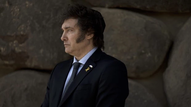 Milei evita la hiperinflación a costo de una crisis política