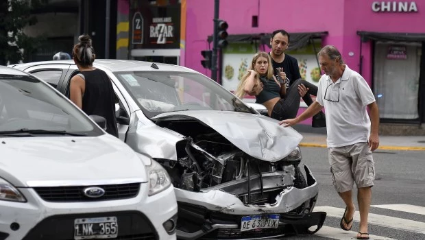 Crece el caos en Caballito: en medio del operativo por el incendio en Edesur dos autos chocaron porque no andan los semáforos en la zona