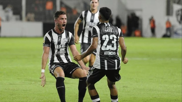 Central Córdoba goleó a Sarmiento y logró su primera victoria de la Copa de la Liga