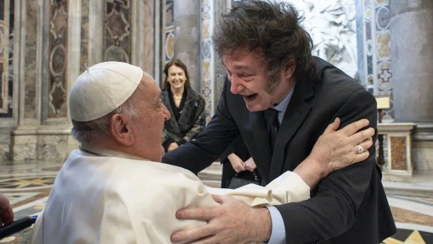 Milei saludó a Francisco y participó de la misa de canonización de Mama Antula