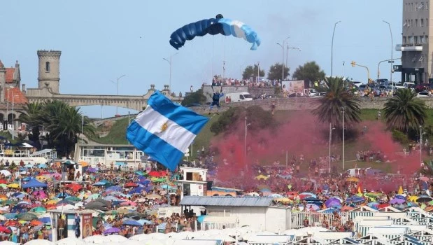 Miles de personas disfrutaron de un show de acrobacias aéreas en los festejos de los 150 años de Mar del Plata