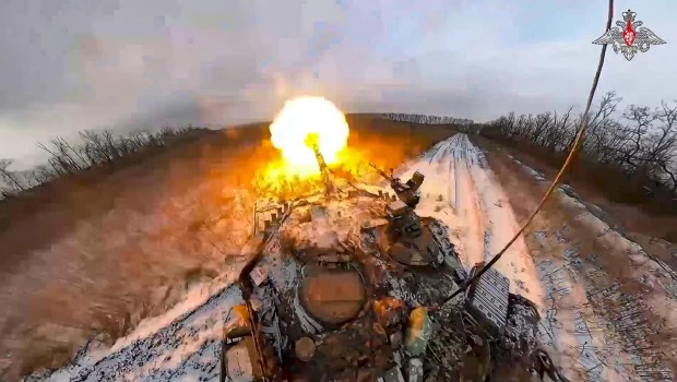 En esta fotografía tomada de un vídeo y publicada por el Servicio de Prensa del Ministerio de Defensa ruso el pasado jueves, muestra a un tanque ruso disparando un cañón en un lugar no revelado en Ucrania.