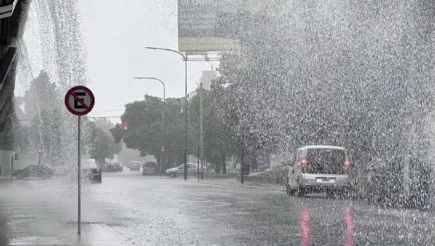 Fuerte lluvia en CABA y alerta meteorológica en gran parte del país por tormentas y posible caída de granizo