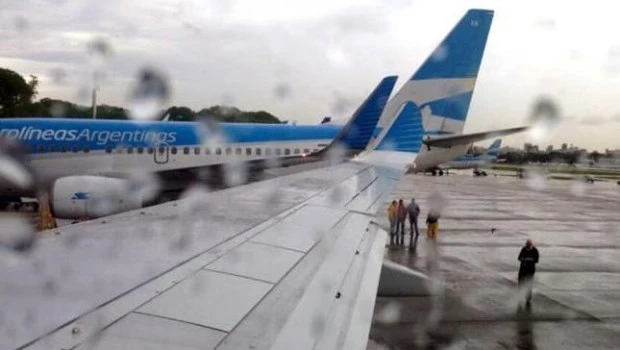 Vuelos demorados y desviados por la tormenta en la Ciudad