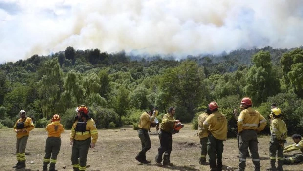 Afianzan el operativo para controlar el incendio en el Parque Nacional Nahuel Huapi