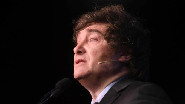 Forbes le aconsejó a Milei que "dolarice ya" la economía argentina