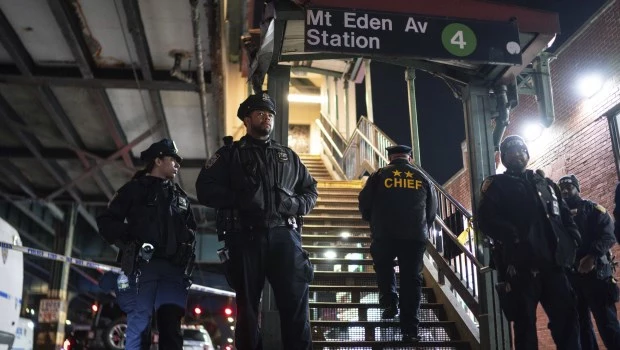 Una persona murió y cinco resultaron heridas en un tiroteo en el metro de Nueva York