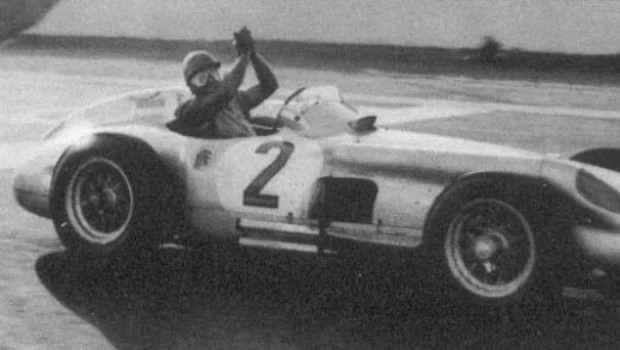 Juan Manuel Fangio celebra su aplastante victoria en Buenos Aires.