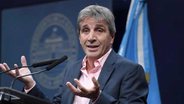 Caputo aseguró que se podría bajar impuestos antes de lo previsto por el superávit fiscal