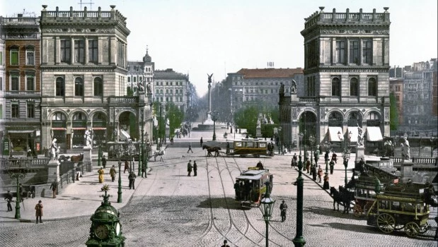 El Berlín a caballo entre los siglos XIX y XX es el gran protagonista de esta obra monumental.