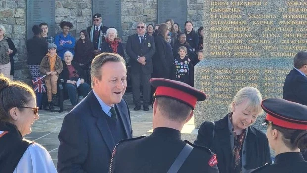 En Malvinas, Cameron dijo que espera que las islas sean británicas "posiblemente para siempre"