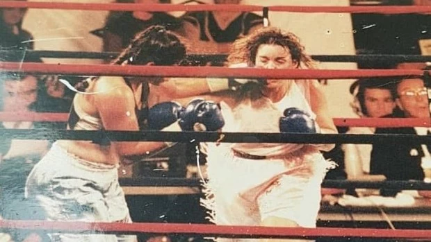 Christie Martin recibe el impacto de Marcela Acuña en una pelea que hizo historia.