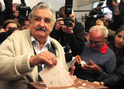Mujica gana las elecciones pero habrá balotaje