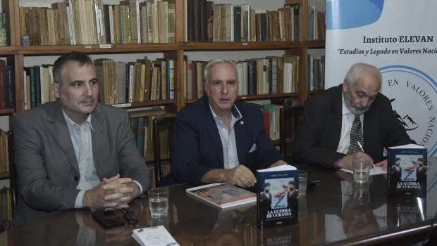 Pablo Anzaldi, Gabriel Camilli y Marcelo Breide Obeid disertaron sobre la realidad de la guerra entre Rusia y Ucrania.