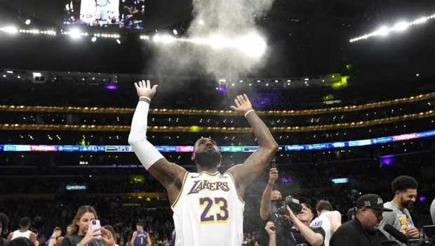 LeBron James alcanzó los 40 mil puntos, pero no pudo evitar la caída de los Lakers