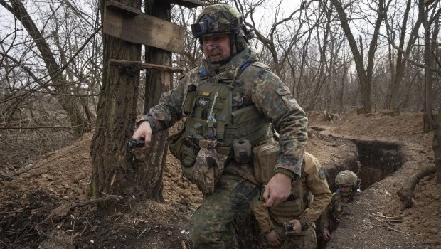 Los militares ucranianos de la 28ª Brigada Mecanizada Separada corren hacia un refugio después de disparar contra posiciones rusas en la línea del frente, cerca de Bakhmut, región de Donetsk, Ucrania.