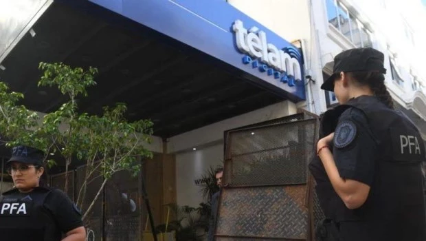 Tras el anuncio presidencial, la agencia de noticias Télam dejó de funcionar y sus edificios fueron vallados