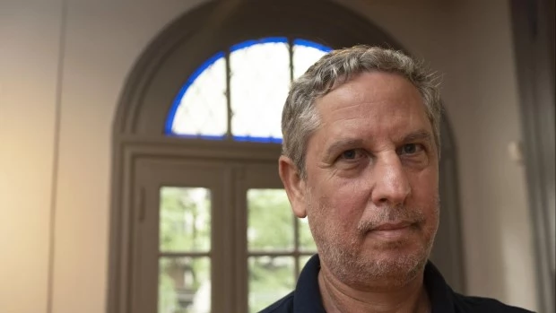 En el ensayo, Guillermo Martínez procuró respetar el estilo oral de una charla o conferencia.