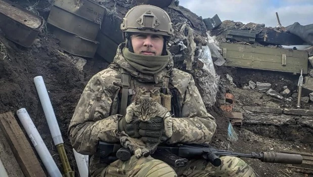 En esta fotografía sin fecha tomada en primera línea, un soldado de infantería ucraniano de la 110ª brigada, posa para una fotografía en Avdiivka, región de Donetsk, Ucrania.