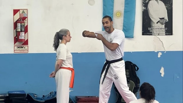 La enseñanza de movimientos de defensa personal permite conocer dónde pegar con mayor efectividad.
