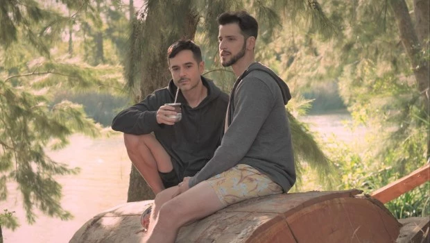 Patricio Arellano y Esteban Recagno encarnan a Víctor y David, protagonistas de una historia de amor a través del tiempo.