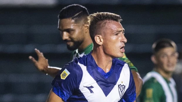 Vélez le ganó a Banfield con un doblete de Braian Romero e igualó a los punteros de la zona