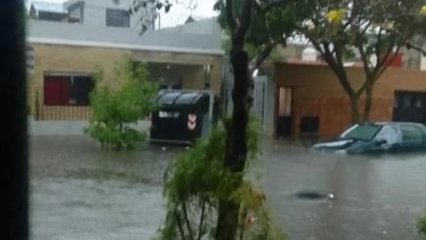 Alerta naranja por fuertes tormentas: calles anegadas, destrozos y vuelos cancelados en Aeroparque y Ezeiza