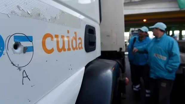 Rosario: un camión de recolección de residuos fue blanco de una amenaza por dos sujetos en moto