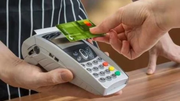 El Gobierno oficializó el cambio en la forma de abonar los consumos con tarjetas