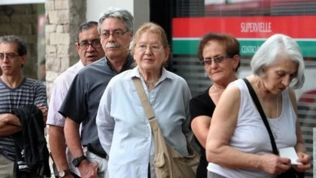 El Gobierno estudia un adicional del 10% en jubilaciones para compensar el primer trimestre