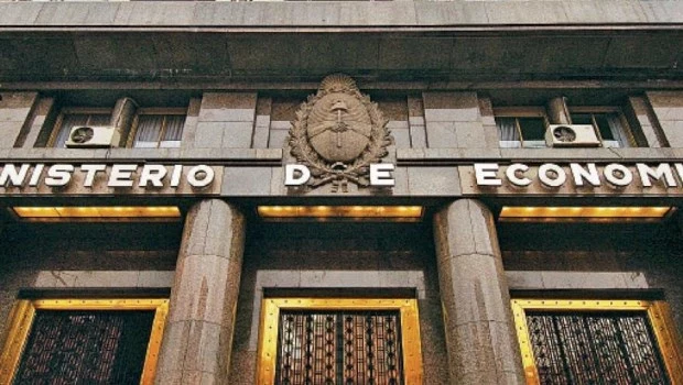 Canje de deuda: se logró una adhesión del 77% y Economía estiró vencimiento de $42,6 billones