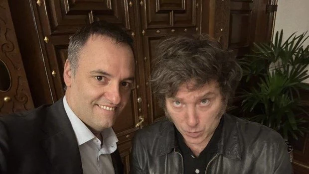 Adorni posteó una foto luego de desayundar con Javier Milei.
