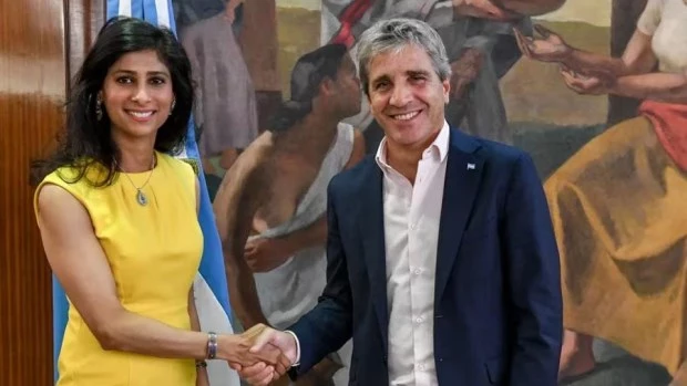 El Gobierno trabaja en la conformación de un pool de créditos por un total de US$15.000 millones para acelerar la salida del cepo