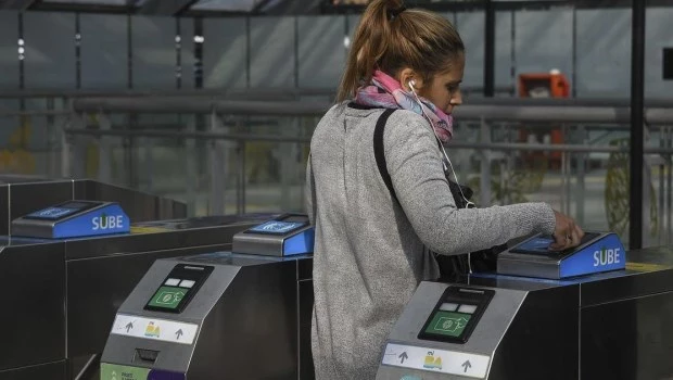 El Ejecutivo posterga el aumento de las tarifas del transporte público y el gas