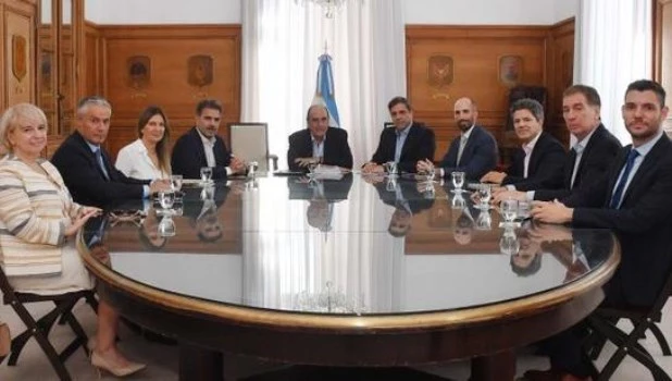 El Gobierno puso en marcha una ronda de negociaciones con otras fuerzas políticas por la nueva Ley Bases