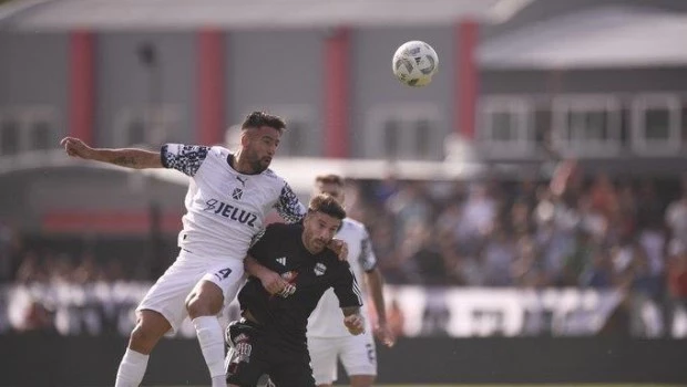 Un Independiente muy pálido perdió con Riestra y no pudo despegarse en la Zona A de la Copa de la Liga