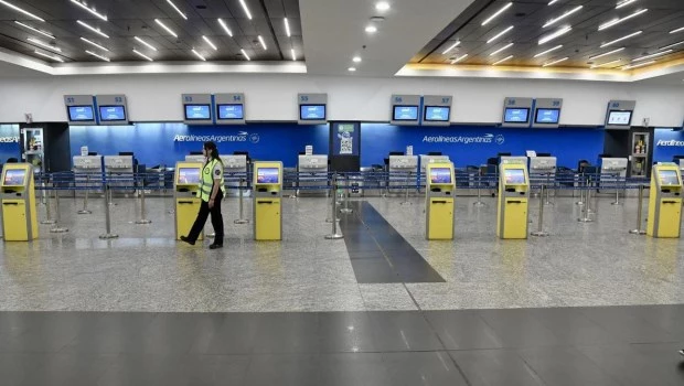 Los pilotos y los aeronavegantes anunciaron un paro para Semana Santa