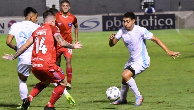 Argentinos avanzó en la Copa Argentina al eliminar a un Gimnasia y Tiro que jugó casi todo el partido con dos hombres menos